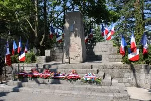 cérémonie commémorative pour le 80ème anniversaire du débarquement à sisteron, un hommage à l'histoire et aux héros de la seconde guerre mondiale.
