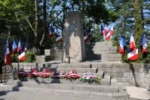 cérémonie commémorative pour le 80ème anniversaire du débarquement à sisteron, un hommage à l'histoire et aux héros de la seconde guerre mondiale.