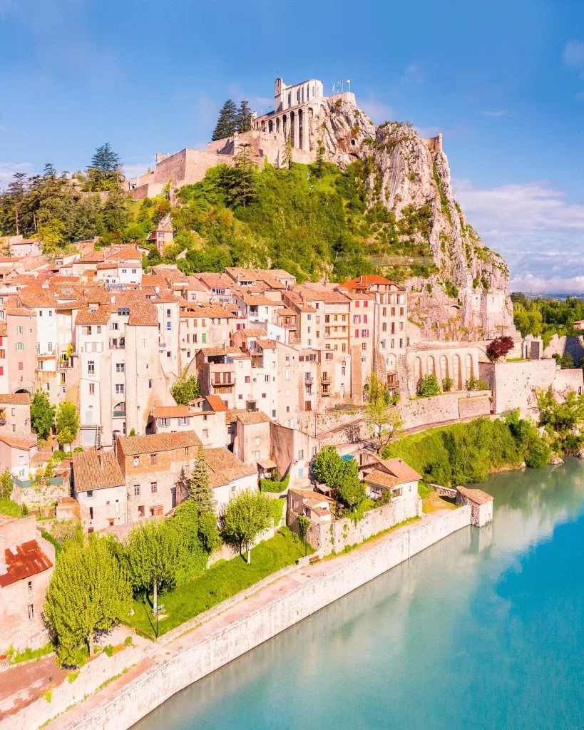 Sisteron nichée au Sud-Est de la France