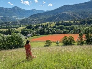 découvrez colmars, un véritable joyau de provence, où la beauté des paysages rencontre l'authenticité d'un village haut en couleurs. flânez dans ses ruelles pittoresques, admirez son patrimoine historique et laissez-vous envoûter par l'ambiance chaleureuse de ce coin de paradis provençal.
