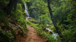 Découvrez cette magnifique cascade de 90 mètres en PACA, classée 'Site et Monument Historique' !