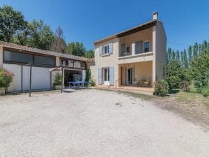 découvrez les secrets cachés et les paysages enchanteurs d'oppède, un village pittoresque du vaucluse. explorez son patrimoine historique, ses ruelles pittoresques et la beauté naturelle environnante.