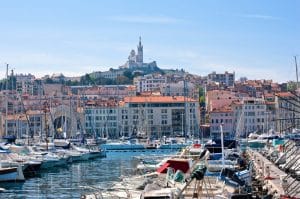 découvrez chatarnoux, un charmant village en provence où la beauté des paysages se mêle à l'authenticité de la culture locale. explorez sesruelles pittoresques, savourez la gastronomie provençale et profitez des activités en plein air dans un cadre enchanteur.