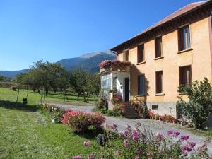 découvrez jausiers, un charmant village provençal niché au cœur des alpes-de-haute-provence. explorez ses ruelles pittoresques, son patrimoine historique et ses paysages époustouflants. un véritable bijou de la provence à ne pas manquer.