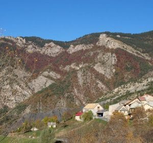 découvrez prads-haute-bléone, un charmant village niché dans les alpes de haute-provence. profitez de ses paysages enchanteurs, de ses activités outdoor variées et de son riche patrimoine culturel. idéal pour une escapade nature ou un séjour ressourçant, prads-haute-bléone vous invite à explorer ses traditions et à savourer la tranquillité des montagnes.