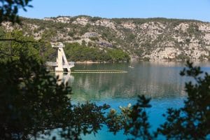 découvrez le charme d'esparron, un village pittoresque où la nature rencontre l'authenticité. profitez de paysages enchanteurs, d'activités de plein air et d'une ambiance chaleureuse au cœur de la provence.