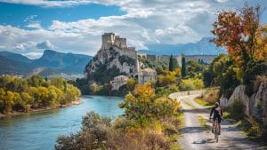 Pourquoi Sisteron est-elle la ville secrète que tous les cyclistes rêvent de découvrir lors du Paris-Nice ?