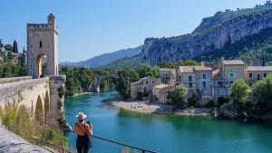 Pourquoi le partenariat improbable entre l’office de tourisme de Sisteron et ATM va-t-il révolutionner vos prochaines vacances ?