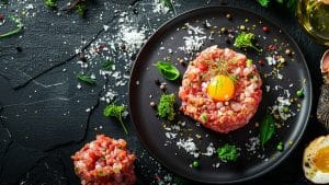 Les secrets du steak tartare : comment préparer ce plat emblématique