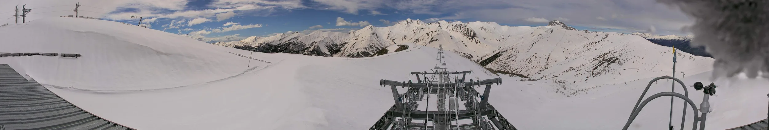 découvrez en temps réel les paysages enchanteurs du val d'allos grâce à notre webcam. profitez des vues magnifiques sur les pistes de ski, le village et la nature environnante, idéales pour planifier votre séjour en toute saison.