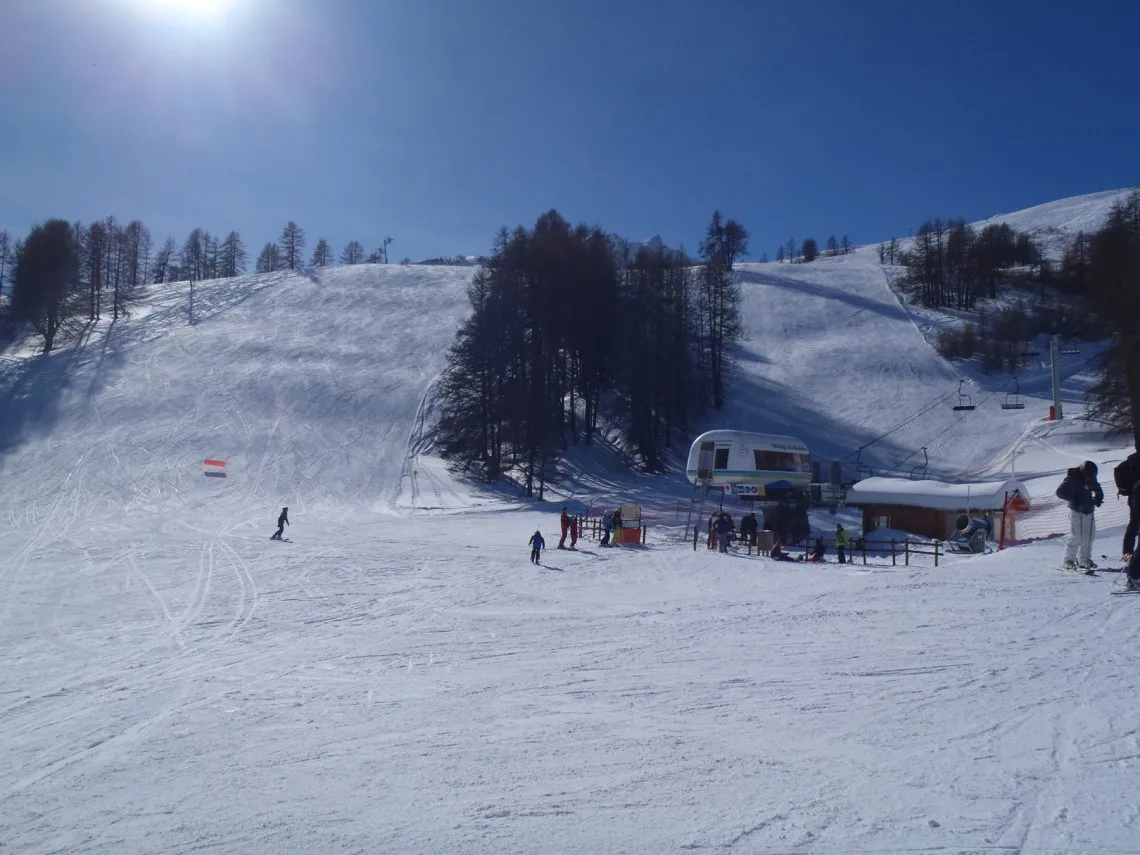 découvrez la webcam larche, un outil en temps réel pour admirer les paysages magnifiques de la région. suivez les conditions météorologiques et les activités locales grâce à notre streaming live. restez connecté à la nature depuis chez vous !