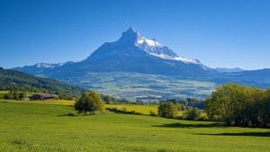 Élévation majestueuse : L'Aiguille de la Grande Sassière, sommet à 3747 mètres d'altitude