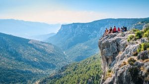 Explorez la Crête majestueuse de la Montagne de Chabre, culminant à 1352 mètres d'altitude