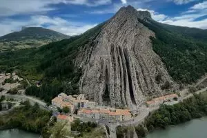 Loin des plages bondées, cette cité historique de Haute-Provence séduit de plus en plus de visiteurs