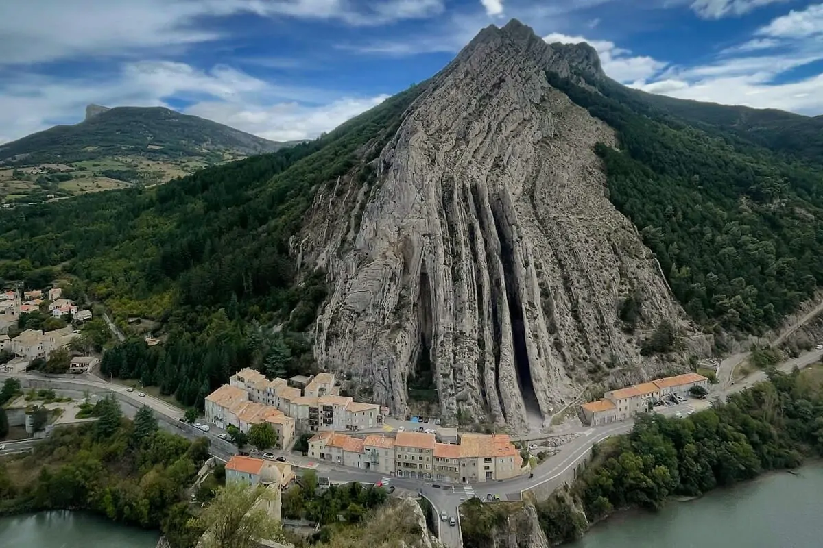 Visiter Sisteron, la porte de la Provence ☀ Loin des plages bondées, cette cité historique de Haute-Provence séduit de plus en plus de visiteurs