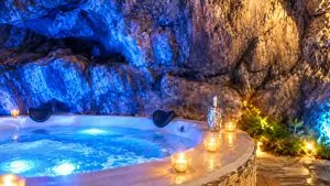 Dormir autrement en Haute-Provence : troglodyte, yourte ou love room